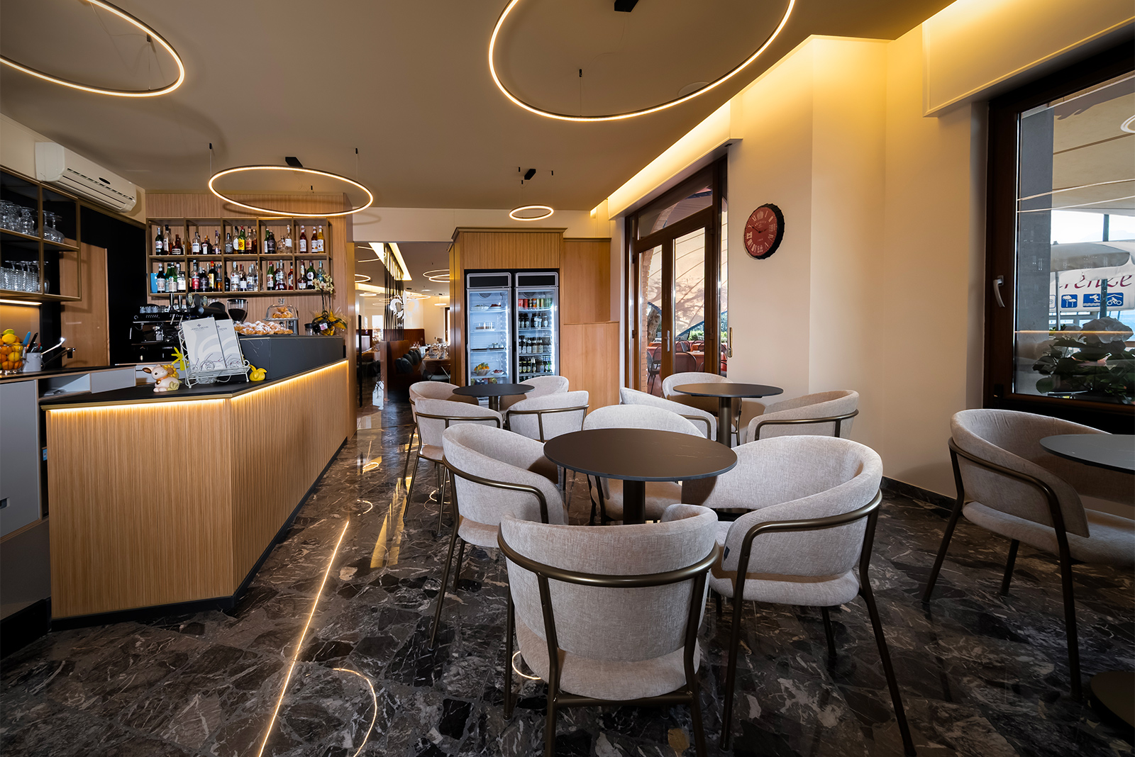 Bar mit Tischen und Stühlen 3 Sterne Hotel Firenze am Gardasee