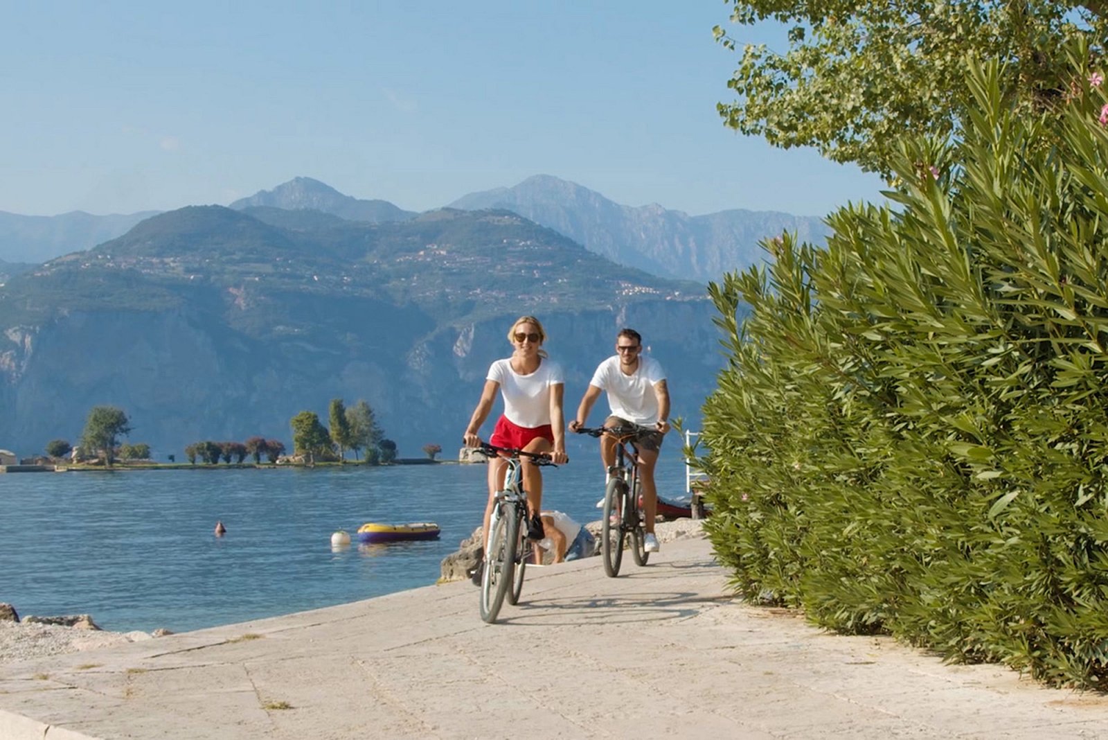 Escursioni in bicicletta lungo le rive del lago durante le vacanze a Brenzone