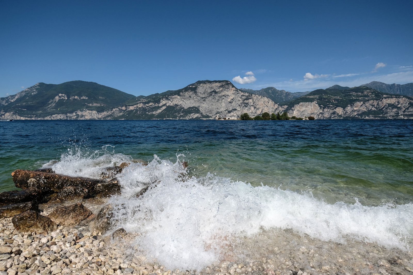 La bellezza delle spiagge rocciose e dell'acqua limpida a Brenzone