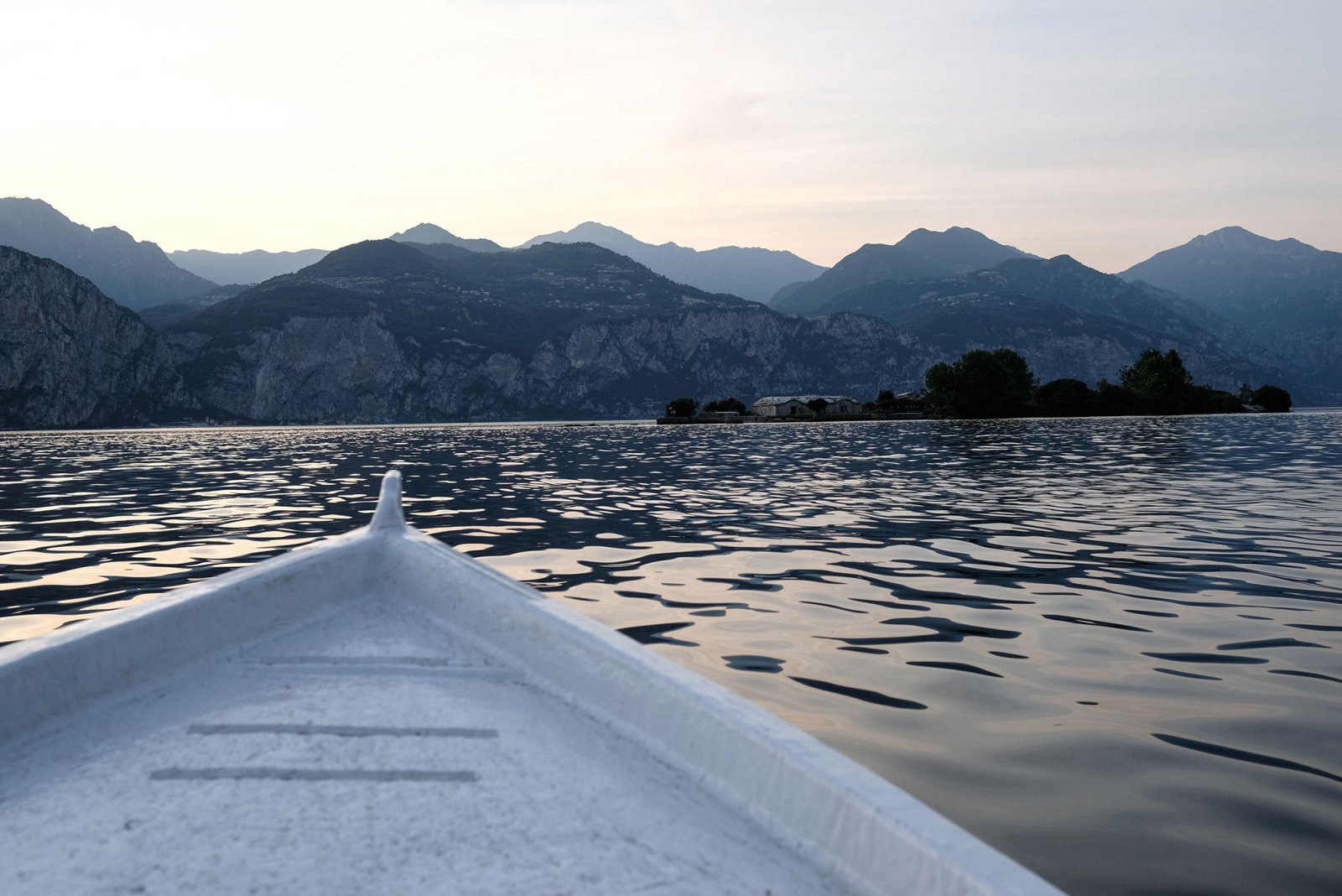 Abendliche Bootsfahrten, um den Sonnenuntergang au dem Gardasee zu bewundern während des Urlaubs in Brenzone