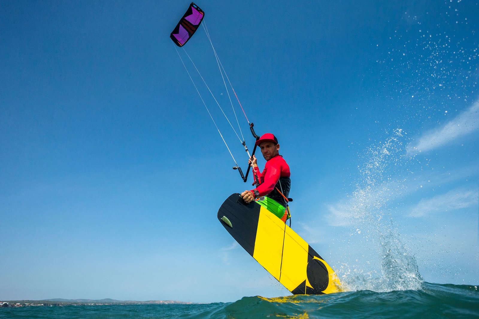 Ein Junge macht einen Kitesurf-Kurs während des Urlaubs am Gardasee in Brenzone