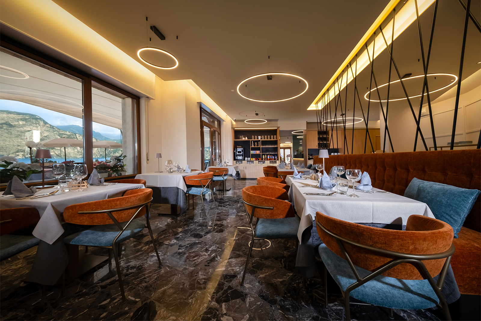 Eleganter Speisesaal im Hotel Firenze mit Blick auf den Gardasee