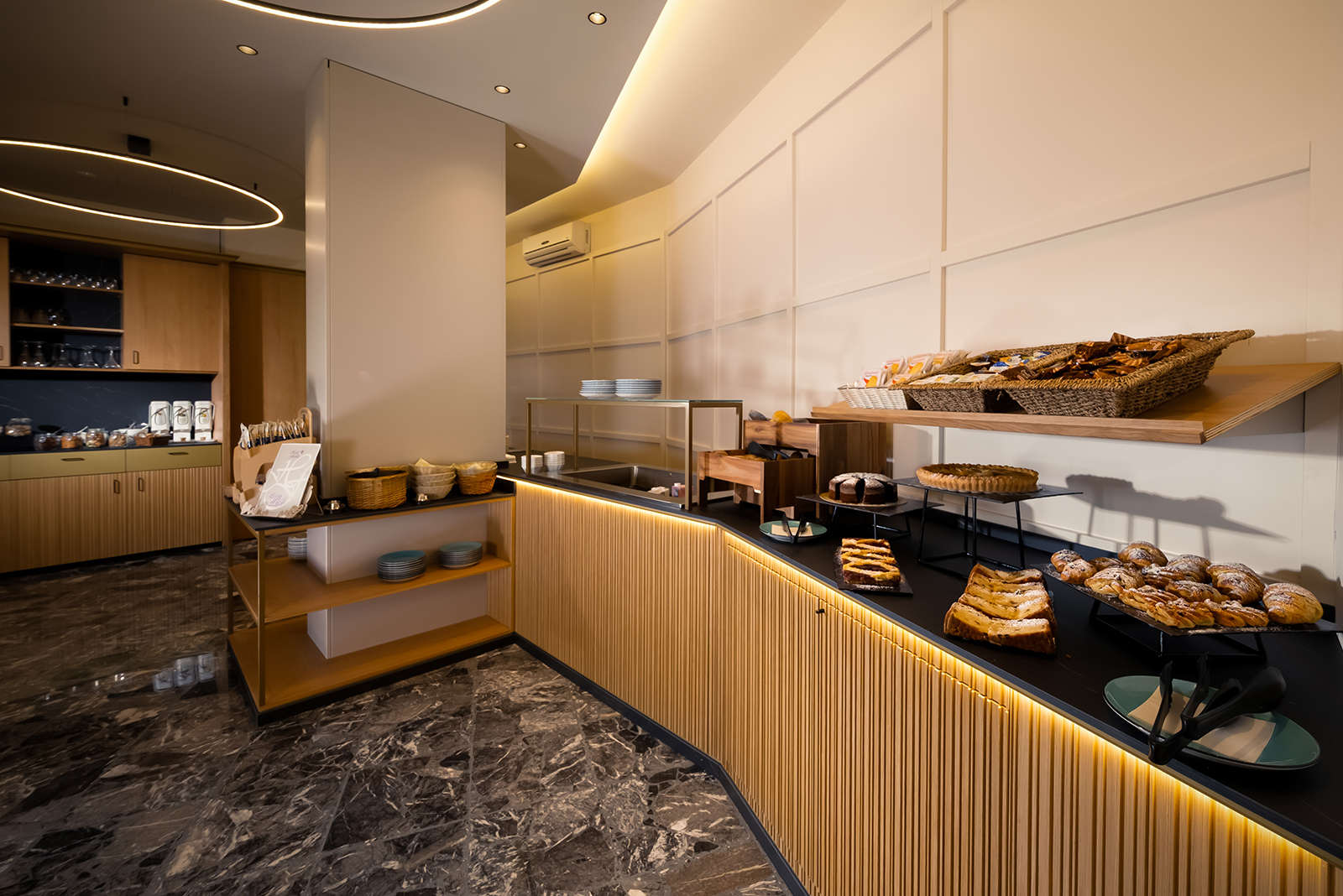 Frühstücksbuffet im Hotel Firenze mit Gebäck und Kuchen