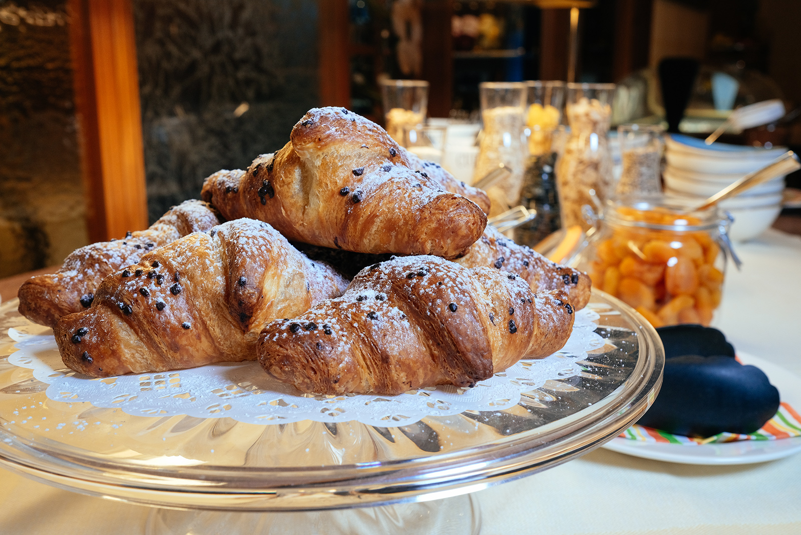 Croissants mit Puderzucker beim Frühstück im Hotel Firenze