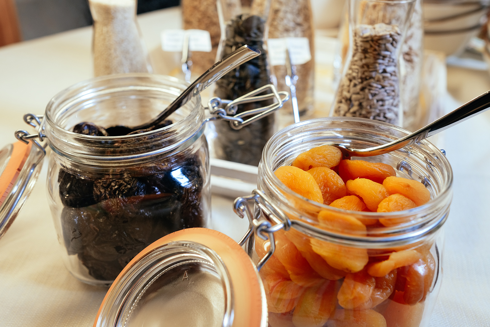 Trockenfrüchte und Cerealien im Glas beim Frühstück im Hotel Firenze