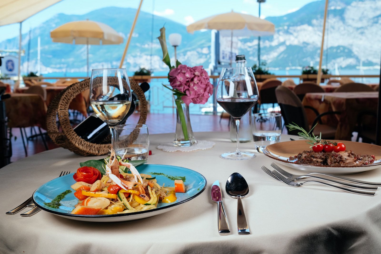 Dining room overlooking the lake set for a romantic evening at the restaurant of the hotel Firenze in Brenzone