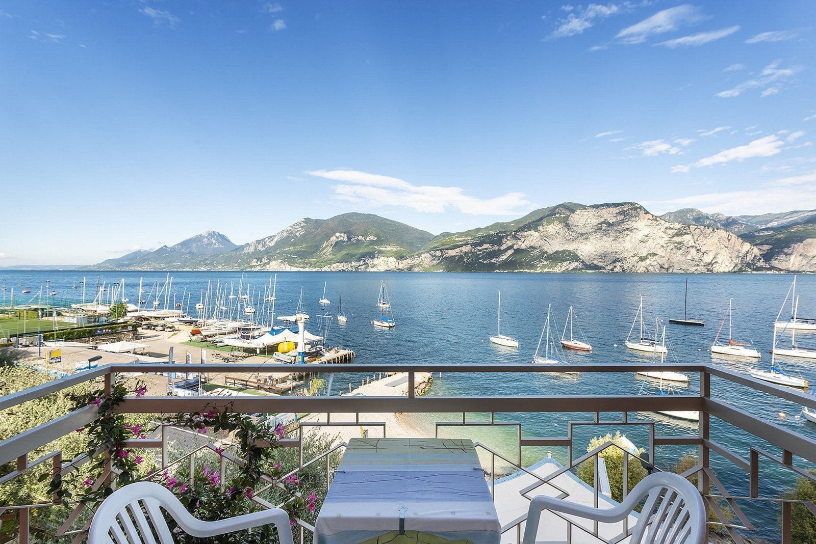 Piscina dell'hotel Firenze 3 stelle Lago di Garda