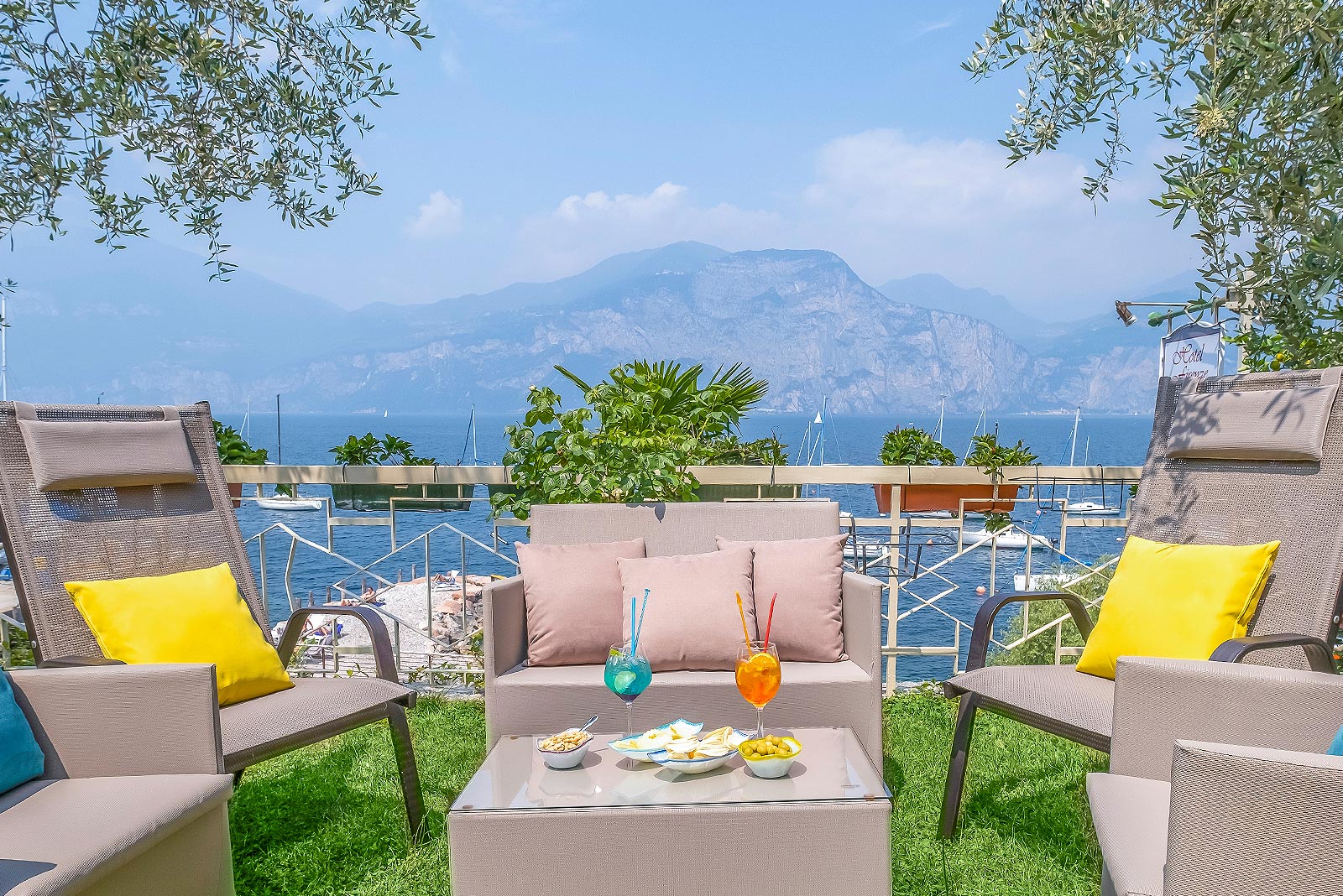 Garden with deck chairs and tables of the 3 star hotel in Lake Garda