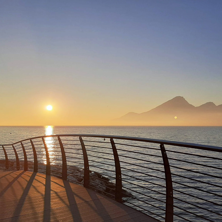 Panoramapromenade am Gardasee bei Sonnenuntergang mit Blick auf die Berge